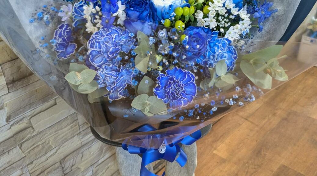 ブルーのバラやカーネーション、デルフィニウムを使った爽やかなブルー系の花束